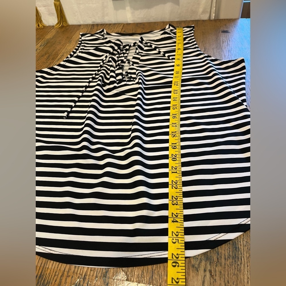OLD NAVY – Women’s Swim Rashguard Top – Size XL - Picture 7 of 8